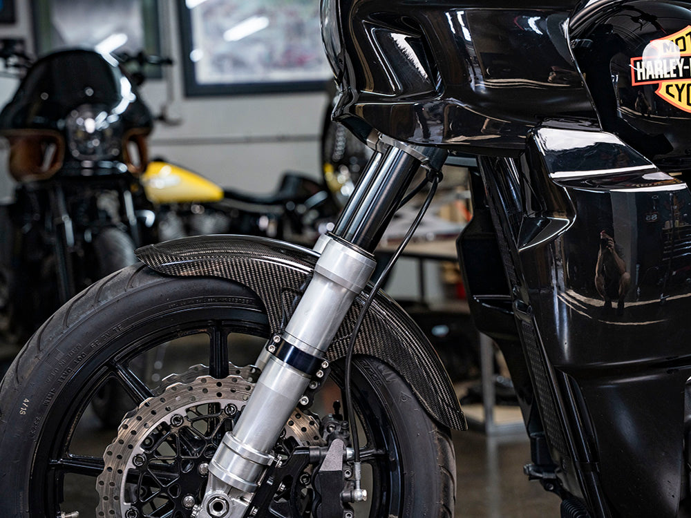 Saddlemen - Carbon Front Fender – Gloss Finish. Fits Mid-Glide Dyna 2006-2017, Softail Street Bob 2018up & Standard 2020-2024 with 19in. Front Wheel. Also Fits Softail Low Rider S 2020up & Low Rider ST 2022up with Adapter