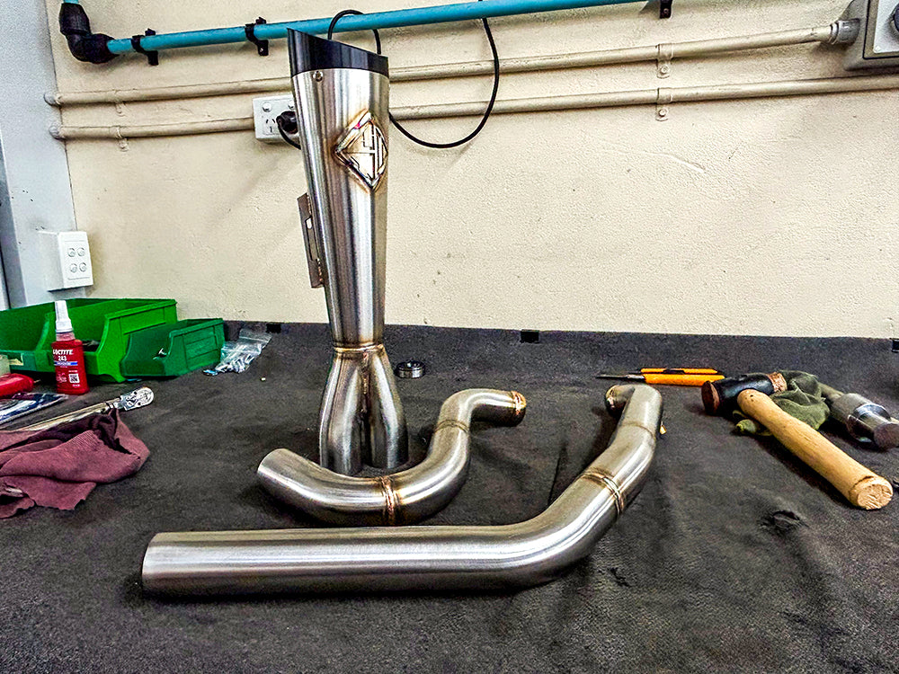 2-into-1 Cutback Exhaust – Stainless Steel with Black End Cap. Fits Dyna 2006-2017 – SP Concepts Exhaust